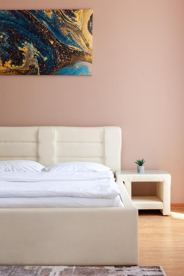 Leogrand Apartments Svobody 33 リヴィウ エクステリア 写真