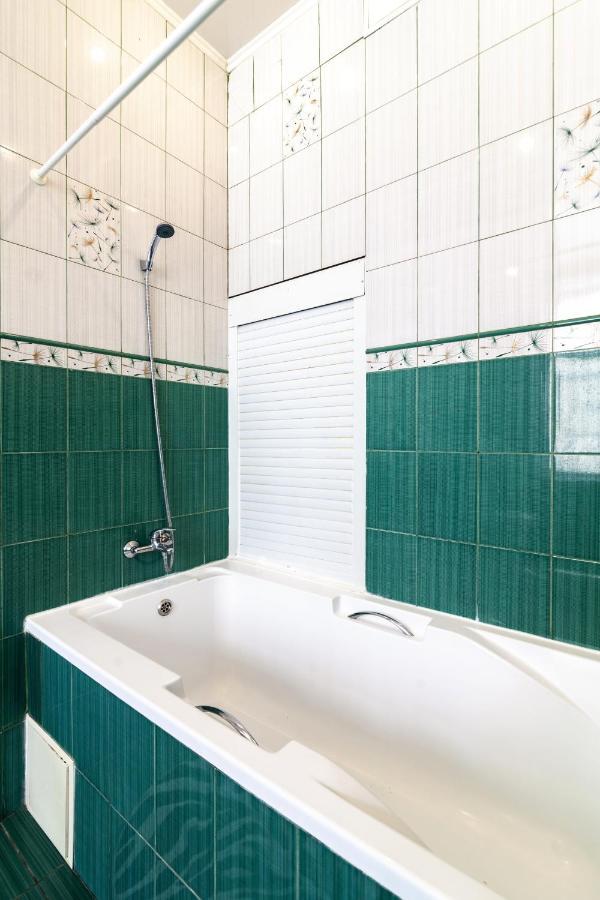 Leogrand Apartments Svobody 33 リヴィウ エクステリア 写真
